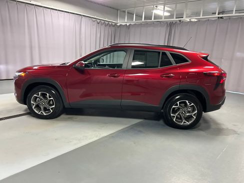 Used 2025 Chevrolet Trax LT w/ LT Convenience Package FWD image 4