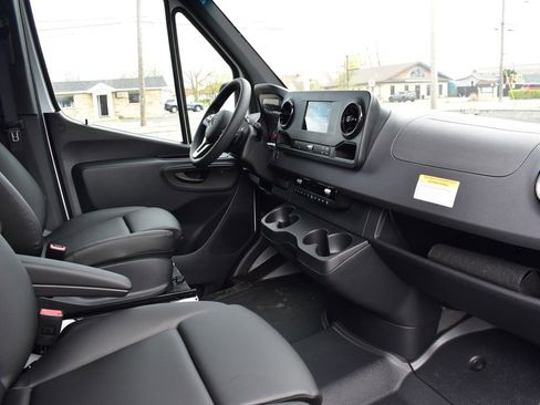 Used 2024 Mercedes-Benz Sprinter 2500 image 32