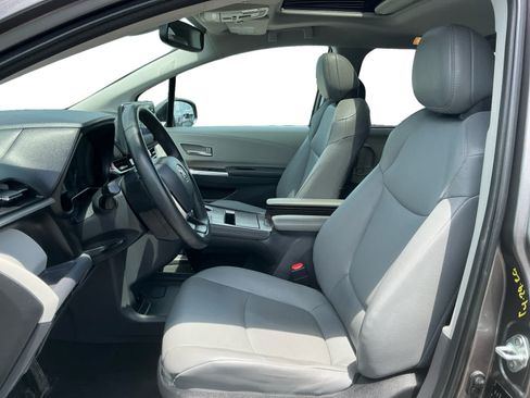 Used 2023 Toyota Sienna XLE AWD/4WD image 9