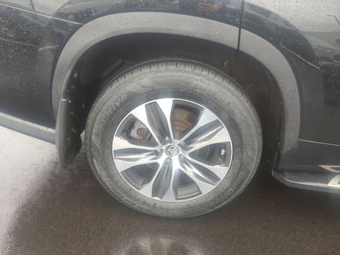 Used 2021 Toyota Highlander XLE AWD/4WD image 12