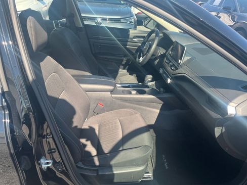 Used 2025 Nissan Altima 2.5 SV FWD image 37