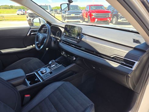 Used 2024 Mitsubishi Outlander AWD image 27