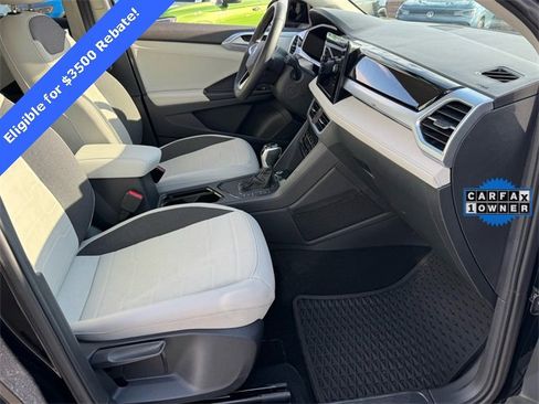 Certified 2025 Volkswagen Taos SE image 14