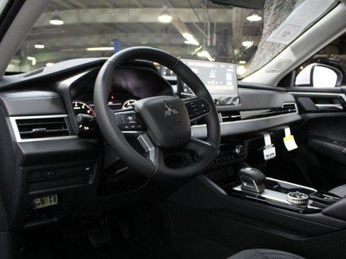 New 2025 Mitsubishi Outlander SE image 5