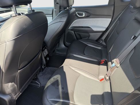 Used 2023 Jeep Compass Latitude AWD/4WD image 18