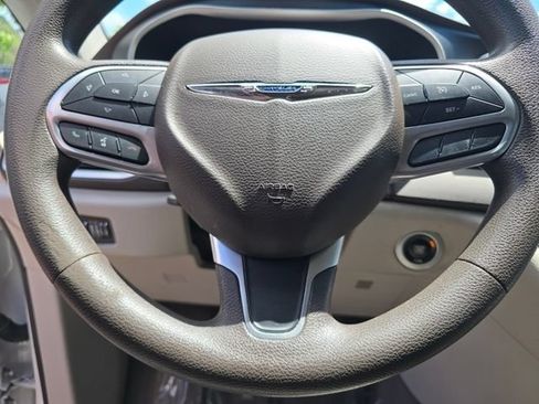 Used 2020 Chrysler Pacifica Touring FWD image 31