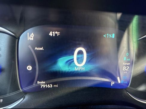 Used 2023 Chrysler Pacifica Touring-L image 11