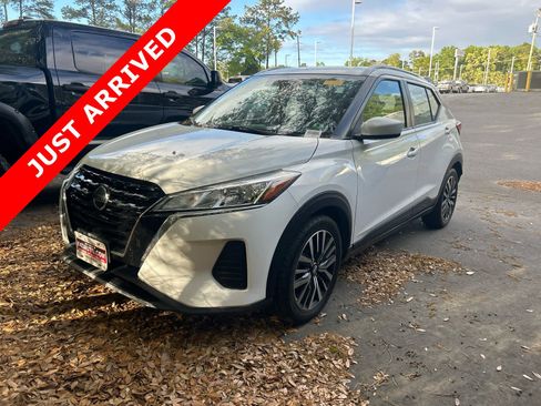 Used 2021 Nissan Kicks SV image 1