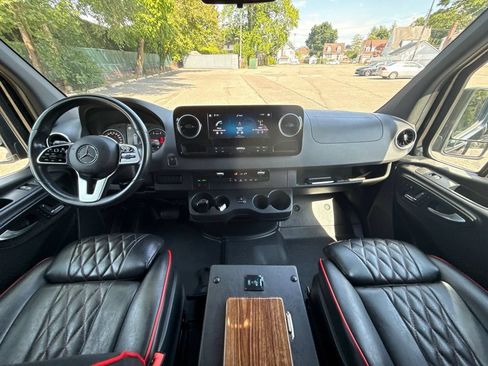 Used 2021 Mercedes-Benz Sprinter 2500 w/ Windows All Around Package image 23