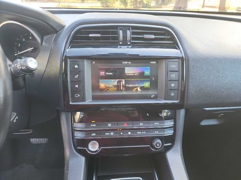 Used 2018 Jaguar F-PACE Premium image 32