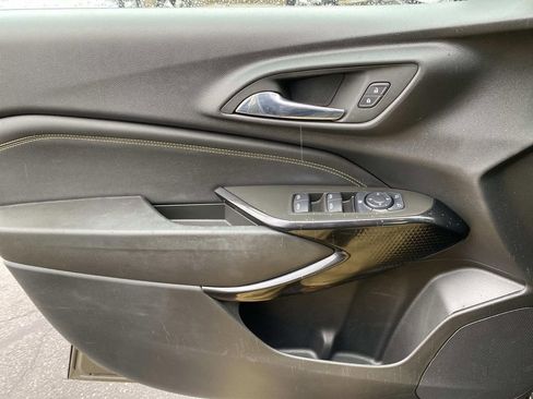 Used 2024 Chevrolet Trax LT w/ Sunroof Package image 23