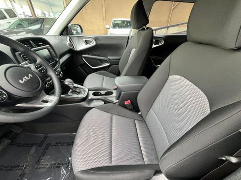 Used 2025 Kia Soul LX w/ LX Technology Package FWD image 27