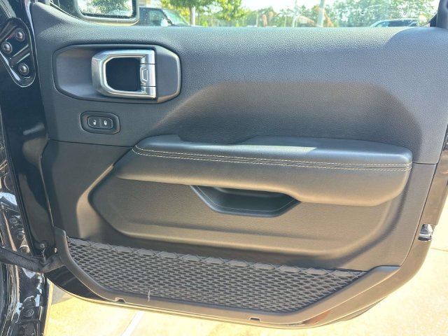 Used 2025 Jeep Wrangler Unlimited Sahara AWD/4WD image 19