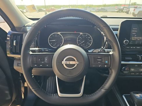 Used 2022 Nissan Pathfinder SV AWD/4WD image 16
