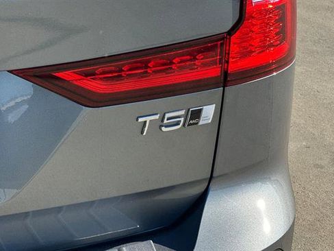 Used 2020 Volvo V60 T5 Cross Country image 31