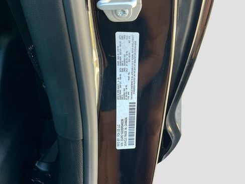 Used 2025 Chrysler Pacifica Limited FWD image 33