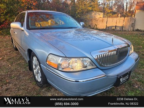 Used 2009 Lincoln Town Car Signature Limited image 2