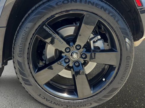 Certified 2025 Land Rover Defender 90 X-Dynamic SE AWD/4WD image 34