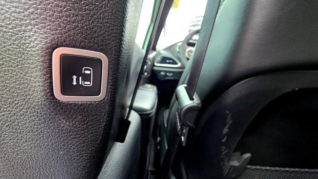 Used 2025 Chrysler Pacifica Select FWD image 54