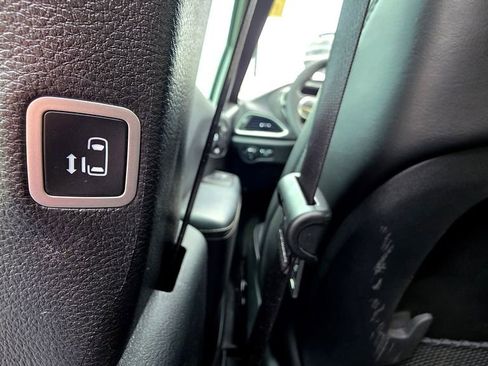 Used 2025 Chrysler Pacifica Select FWD image 54