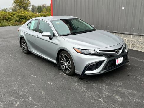 Certified 2023 Toyota Camry SE image 3