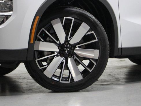 New 2025 Mitsubishi Outlander SE image 3