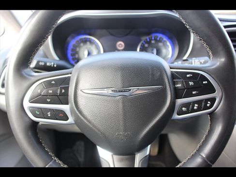 Used 2022 Chrysler Pacifica Touring-L FWD image 25