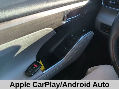 Used 2021 Toyota Highlander Limited image 11