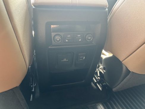 Used 2022 Chevrolet Traverse Premier AWD/4WD image 21