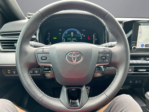 Used 2025 Toyota Camry SE FWD image 15