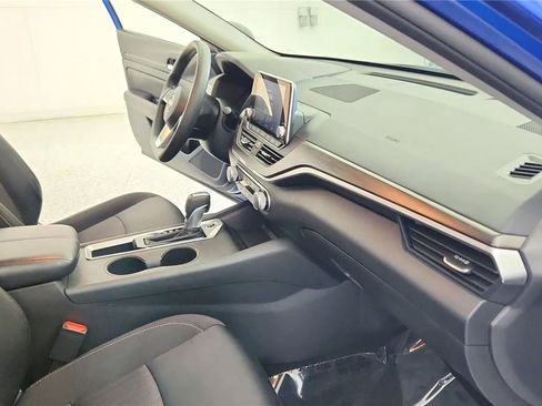 Used 2025 Nissan Altima 2.5 SV FWD image 36