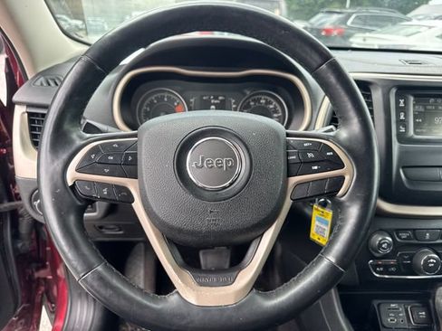 Used 2018 Jeep Cherokee Latitude w/ Cold Weather Group FWD image 17