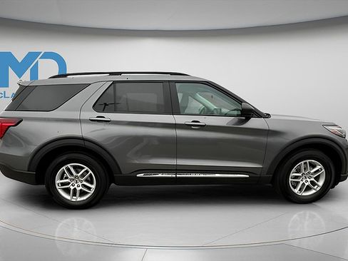 Used 2025 Ford Explorer Active image 2