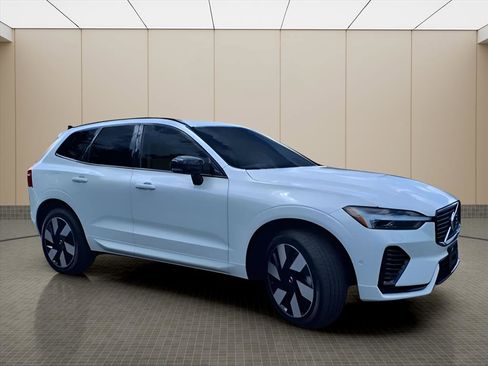 Used 2025 Volvo XC60 T8 Plus w/ Climate Package image 19