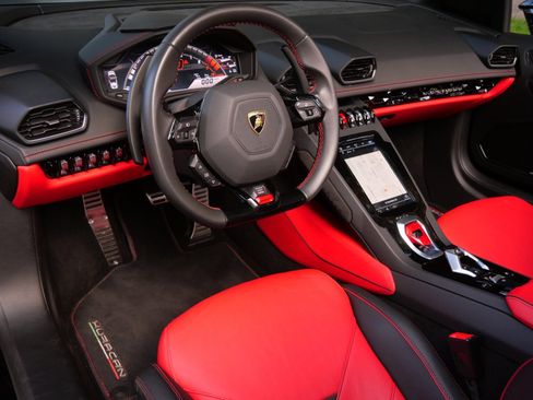 Used 2021 Lamborghini Huracan EVO image 11