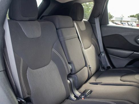 Used 2016 Jeep Cherokee Latitude FWD image 17