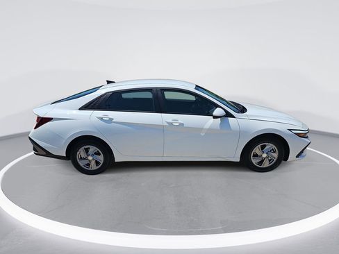 New 2026 Hyundai Elantra SE FWD image 4