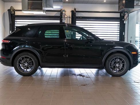 Certified 2025 Porsche Cayenne AWD/4WD image 11
