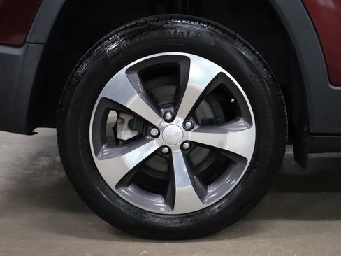 Used 2019 Jeep Cherokee Limited image 38