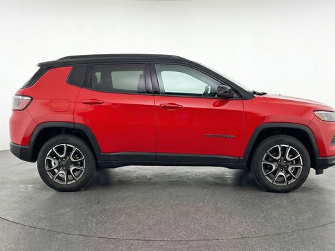 Used 2025 Jeep Compass Trailhawk image 11