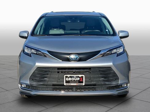 Used 2021 Toyota Sienna XLE FWD image 4