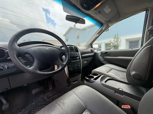 Used 2005 Chrysler Town & Country Touring w/ Leather Interior Group image 12