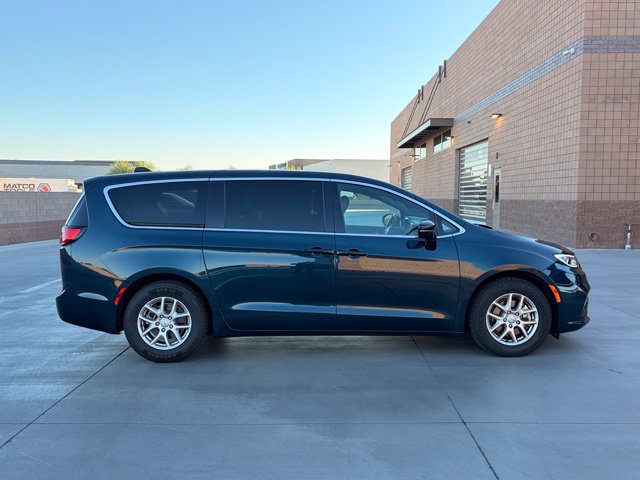 Used 2025 Chrysler Pacifica Select FWD image 8