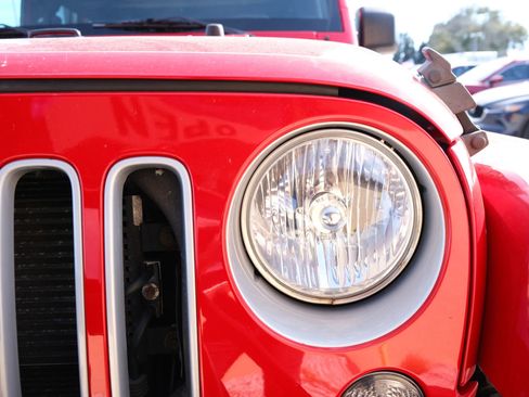 Used 2016 Jeep Wrangler Unlimited Sahara w/ Connectivity Group image 10