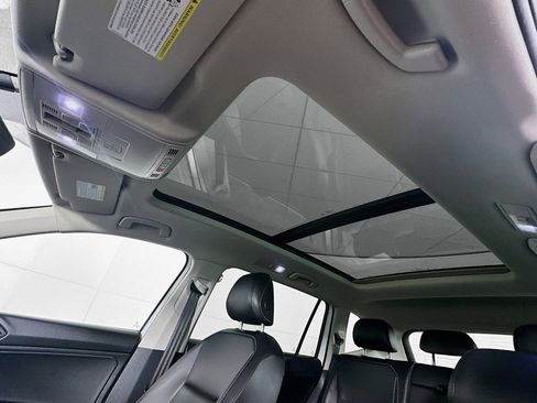 Used 2021 Volkswagen Tiguan SE w/ Panoramic Sunroof Package image 25