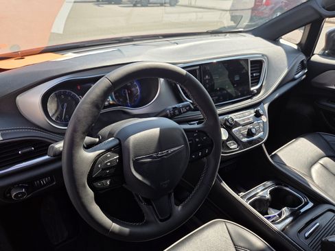 Used 2025 Chrysler Pacifica Limited FWD image 5