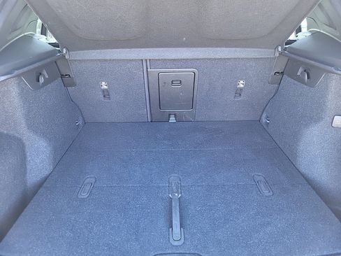 Used 2023 Volvo XC40 B5 Plus image 12