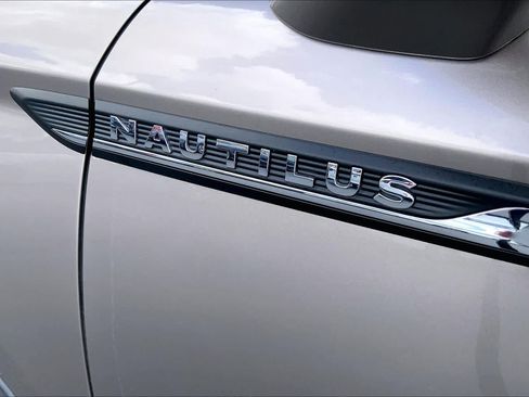 Used 2021 Lincoln Nautilus FWD w/ Equipment Group 101A image 9