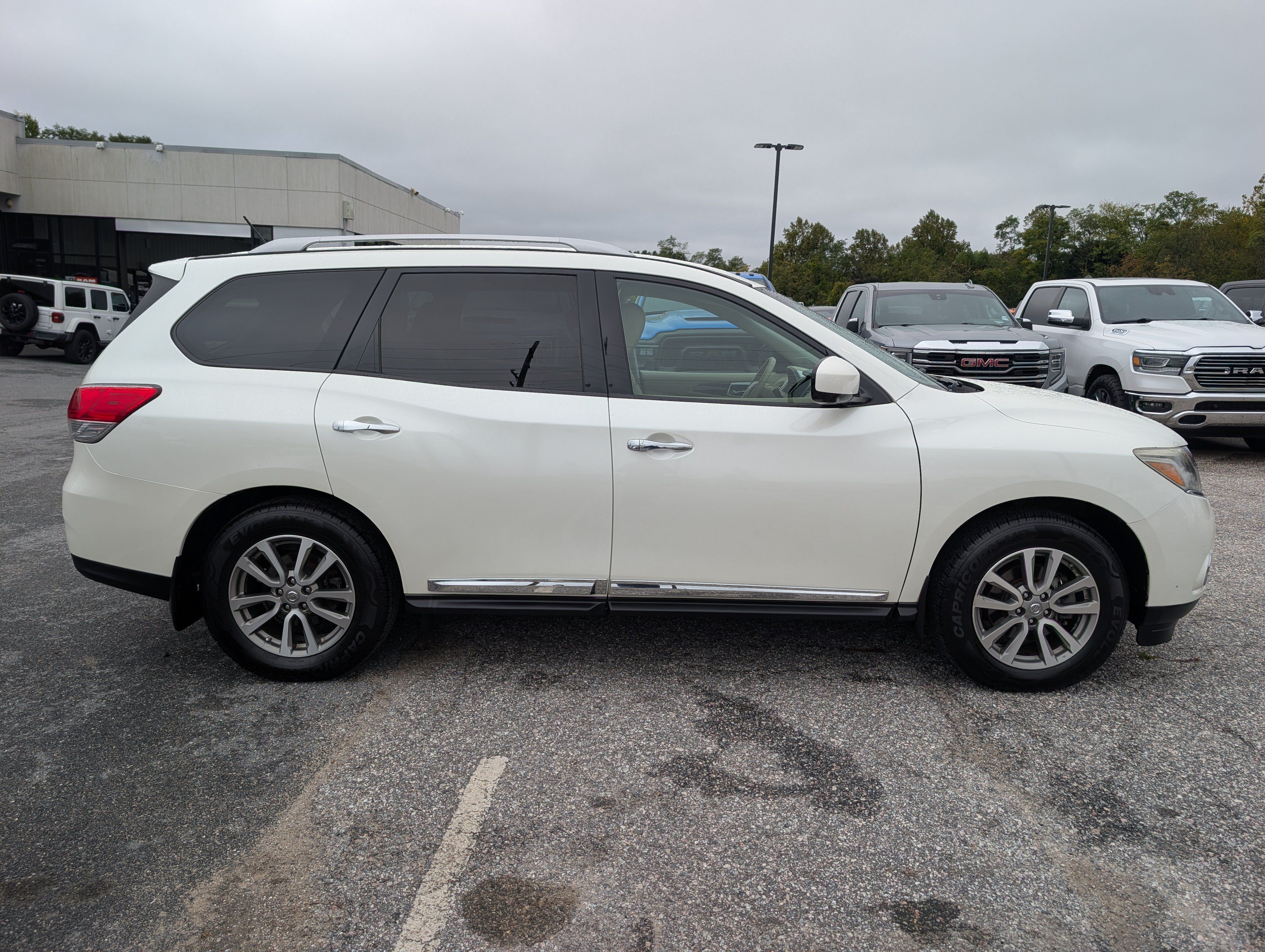 Used 2015 Nissan Pathfinder SL w/ SL Tech Package FWD image 6