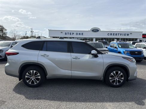 Used 2021 Toyota Highlander XLE image 4